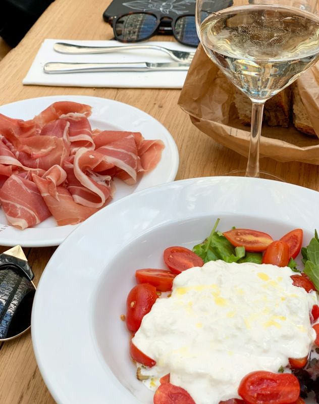Burrata y jamón prosciutto